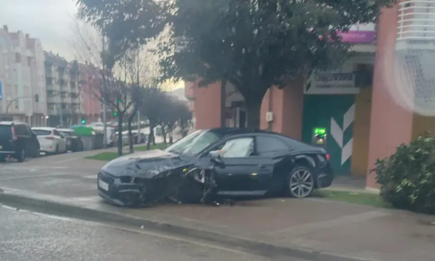 Un veh&iacute;culo de alta gama colisiona en la plaza Acebo, en el barrio del Alisal (Santander), la ma&ntilde;ana del 30 de noviembre de 2025. Las causas se investigan, aunque las lluvias y el estado de la v&iacute;a podr&iacute;an haber influido en el siniestro.
Foto: Vecino colaborador / ALERTA