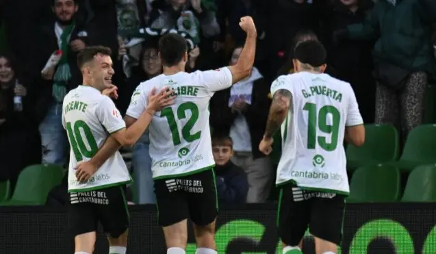 (I-D) I&ntilde;igo Vicente, Asier Villalibre y G. Puerta celebran uno de los goles del Racing de Santander en la victoria por 4-0 ante la SD Eibar, el 30 de noviembre de 2025. El conjunto c&aacute;ntabro se coloca col&iacute;der de LaLiga Hypermotion tras una exhibici&oacute;n colectiva.
Foto: Racing de Santander / LaLiga Hypermotion