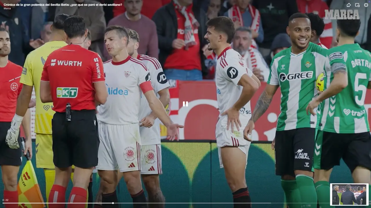 Los jugadores del Sevilla protestan al &aacute;rbitro Munuera Montero tras la expulsi&oacute;n de un compa&ntilde;ero, en medio de una tensa situaci&oacute;n que oblig&oacute; a detener el partido en el minuto 86 por el lanzamiento de objetos desde la grada del Gol Norte del S&aacute;nchez-Pizju&aacute;n.
Foto: Marca