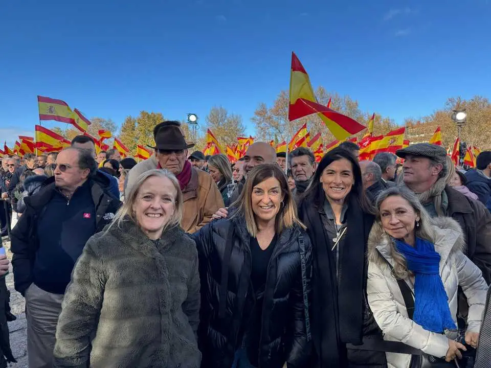La presidenta de Cantabria, Mar&iacute;a Jos&eacute; S&aacute;enz de Buruaga, junto a la alcaldesa de Santander, Gema Igual y la consejera Isabel Urrutia, durante la concentraci&oacute;n c&iacute;vica del PP en Madrid contra la corrupci&oacute;n y en defensa de la democracia.