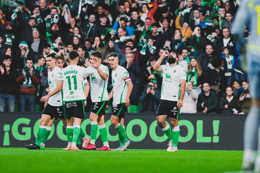 Los jugadores del Racing celebran uno de los goles del encuentro. / RRC