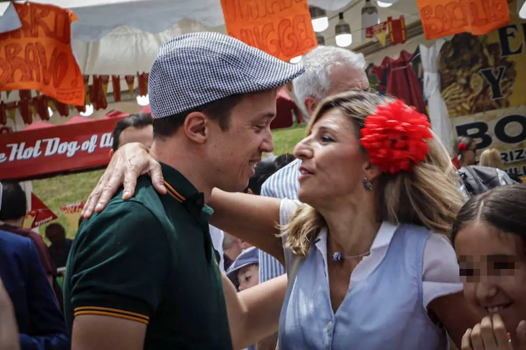 MADRID, 15/05/2022.- La vicepresidenta segunda del Gobierno y ministra de Trabajo, Yolanda D&iacute;az (d), saluda a &Iacute;&ntilde;igo Errej&oacute;n (i) en la Pradera de San Isidro durante las celebraciones por la festividad del patr&oacute;n de Madrid, este domingo, en la capital espa&ntilde;ola. /M&aacute;s Madrid