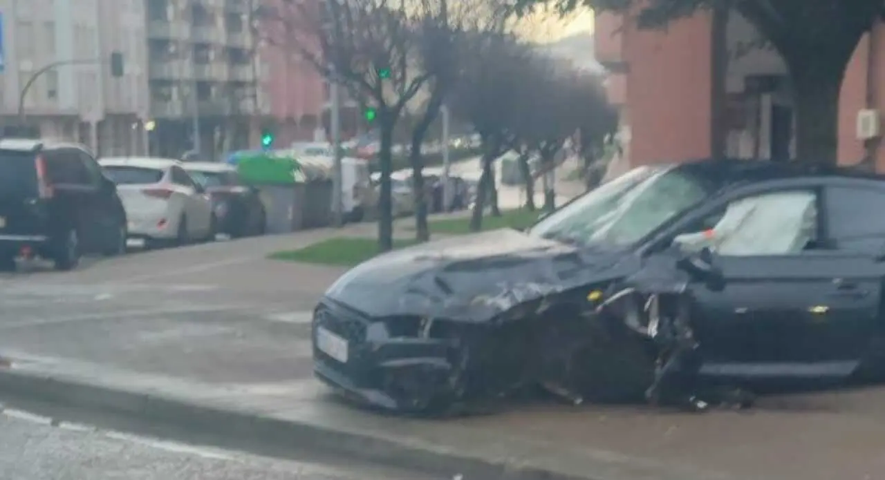 Estado del coche tras el accidente. / Foto: Vecino colaborador / ALERTA
