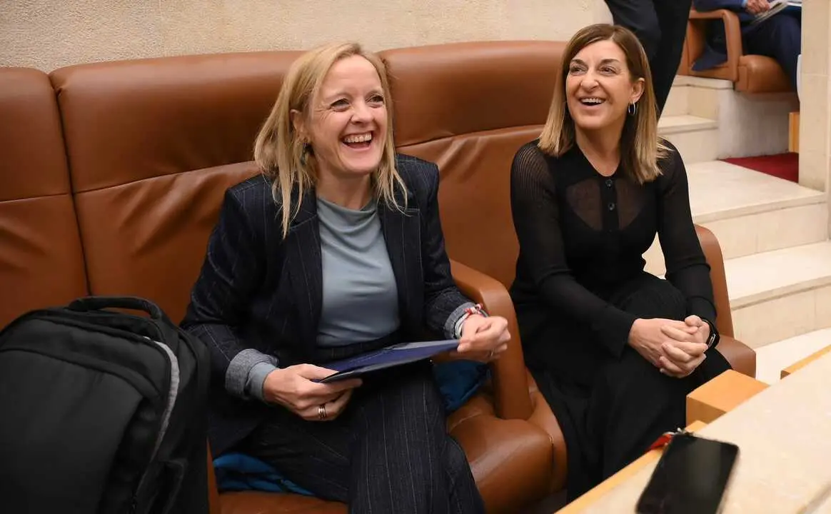 Urrutia y S&aacute;enz de Buruaga en el Parlamento.