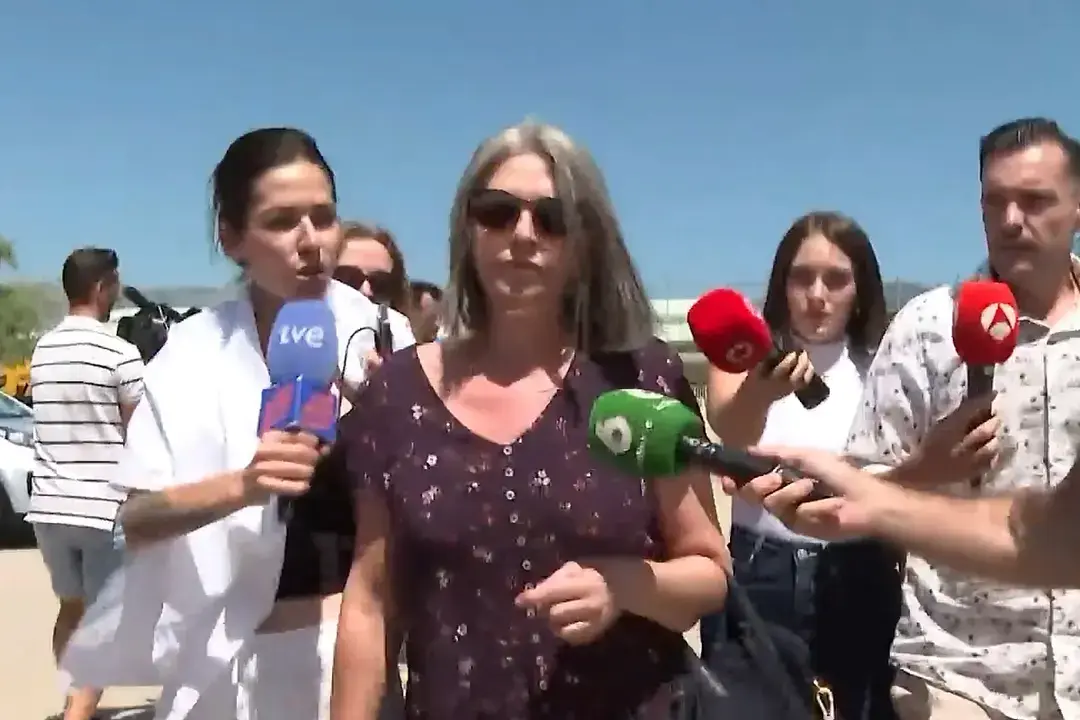 Francisca Mu&ntilde;oz, conocida como 'La Paqui', abordada por periodistas.