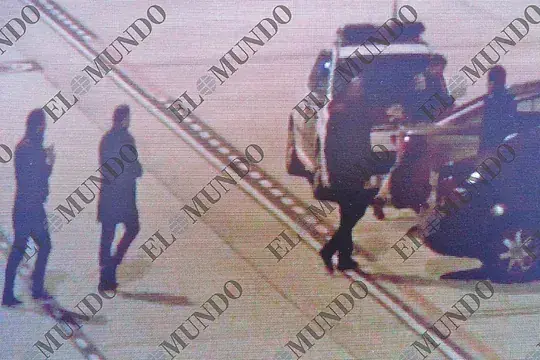 Jos&eacute; Luis &Aacute;balos, en Barajas, tras el aterrizaje de la vicepresidenta de Venezuela Delcy Rodr&iacute;guez. EL MUNDO