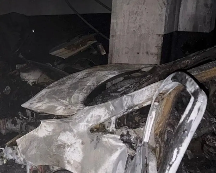 Un incendio en un garaje comunitario de Jos&eacute; Mar&iacute;a Coss&iacute;o afecta a dos coches