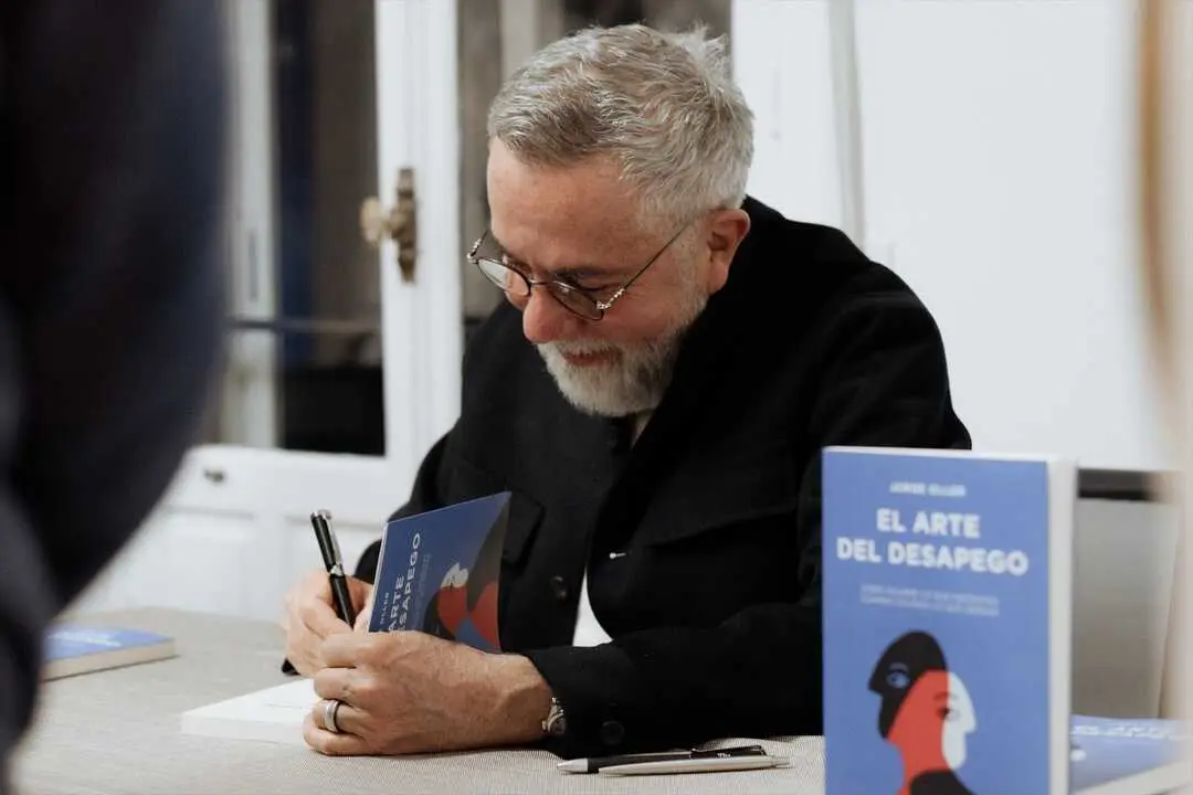 El publicitario Jorge Oller ha presentado su primer libro 'El arte del desapego' junto a Toni Segarra. EP