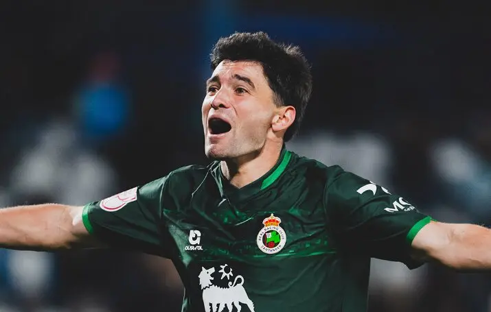Peio Canales celebra con euforia el gol decisivo que dio al Racing de Santander el pase a octavos de final de la Copa del Rey en El Toral&iacute;n.