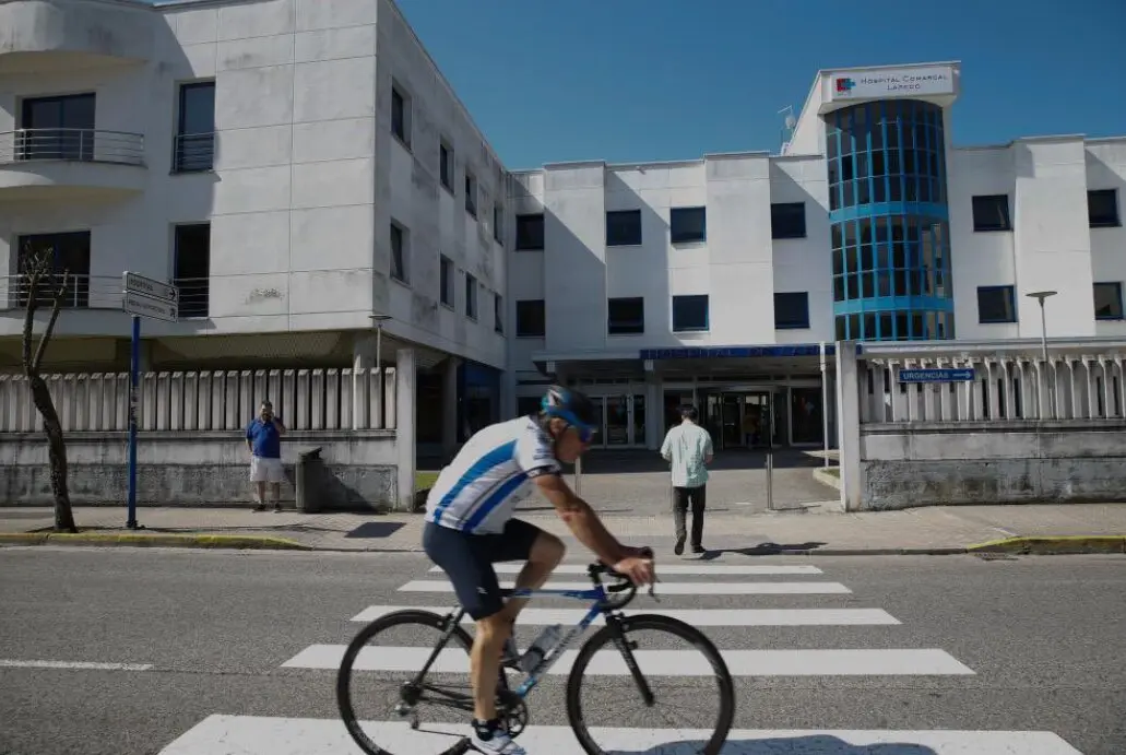 Fachada principal del Hospital de Laredo, donde el Gobierno de Cantabria ha reforzado la plantilla y reducido los tiempos de espera tras a&ntilde;os de par&aacute;lisis.
Foto: ALERTA.