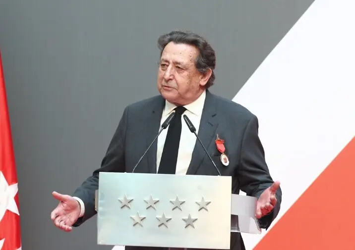 El escritor Alfonso Uss&iacute;a recibe la Medalla de Oro de la Comunidad de Madrid. / EP