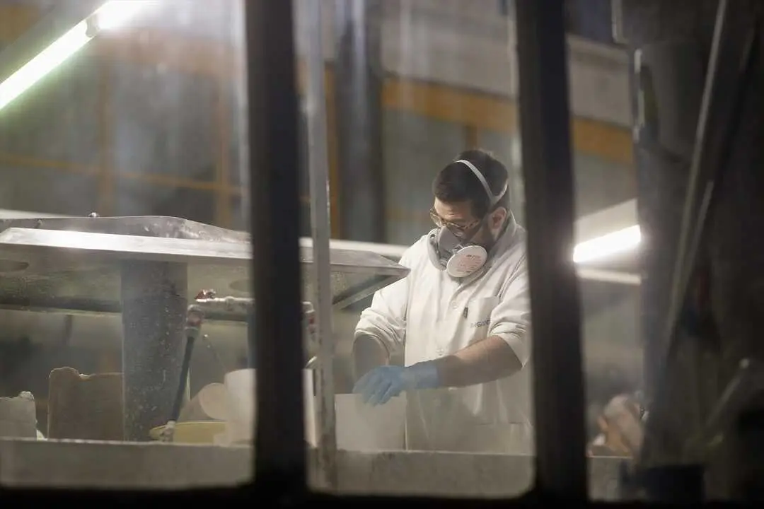 Un trabajador en una f&aacute;brica. / Carlos Castro