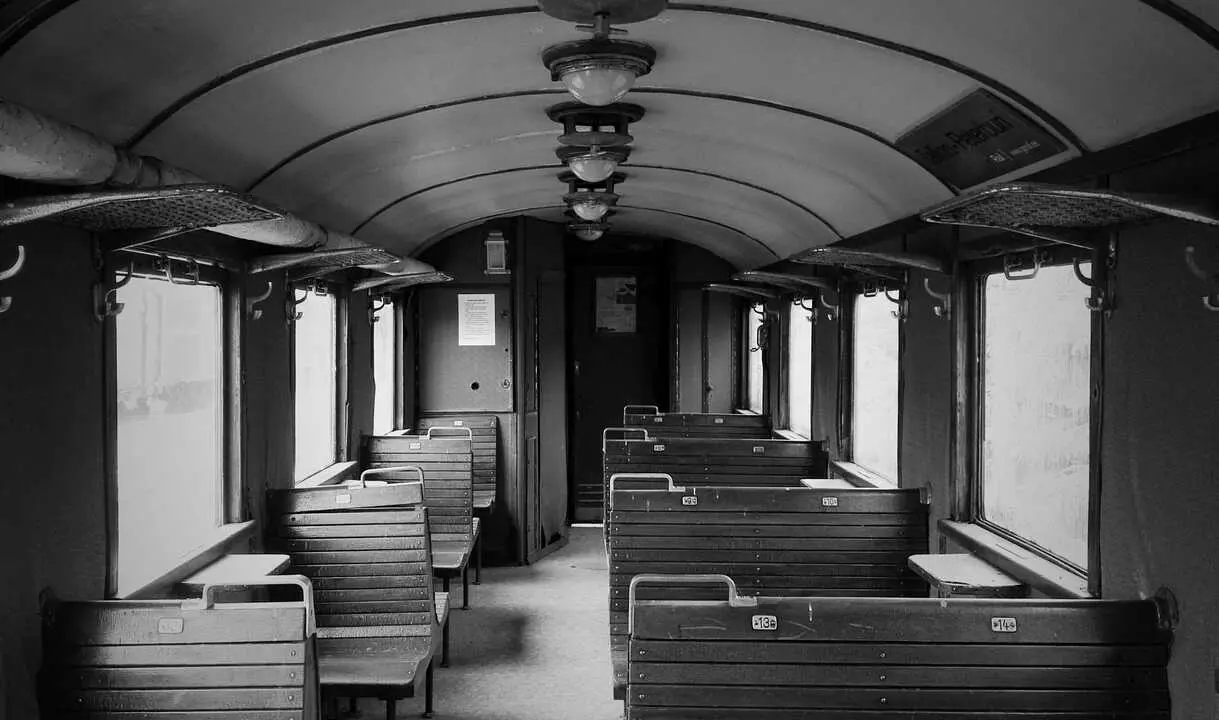 Trenes antiguos con asientos de madera. / A.P.