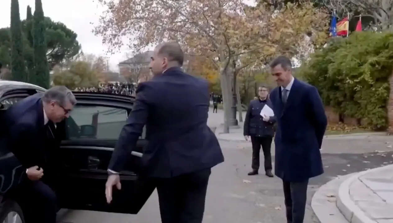 Pedro S&aacute;nchez recibe en Moncloa al primer ministro de Marruecos, Aziz Akhannouch, en el inicio de una cumbre bilateral sin cobertura p&uacute;blica ni comparecencias, marcada por la ausencia de ministros de Sumar.
