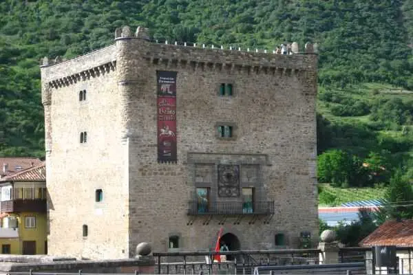 Vista de la Torre del Infantado, en Potes. / T.C.