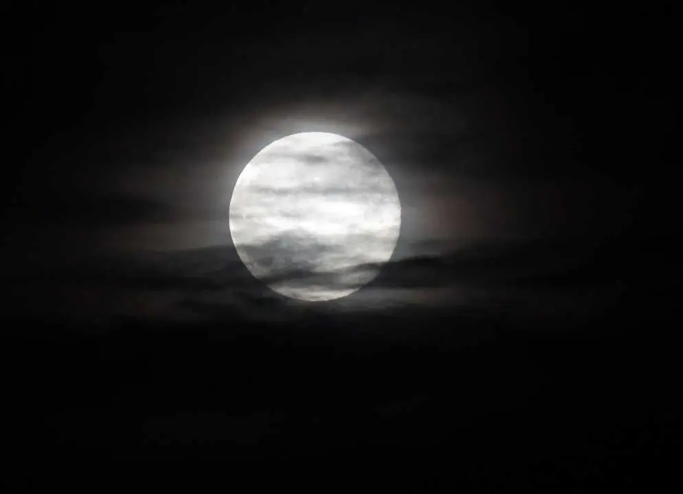 Una luna llena iluminando el cielo. / EP