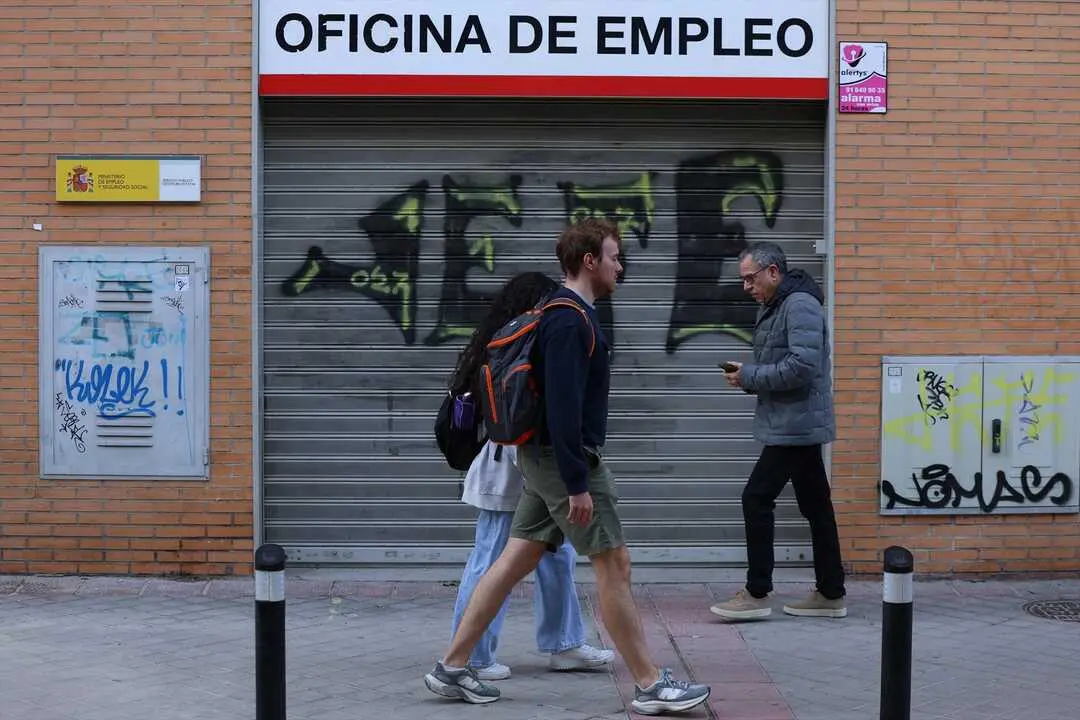 Una persona pasa frente a la fachada de una Oficina del SEPE. / Marta Fern&aacute;ndez