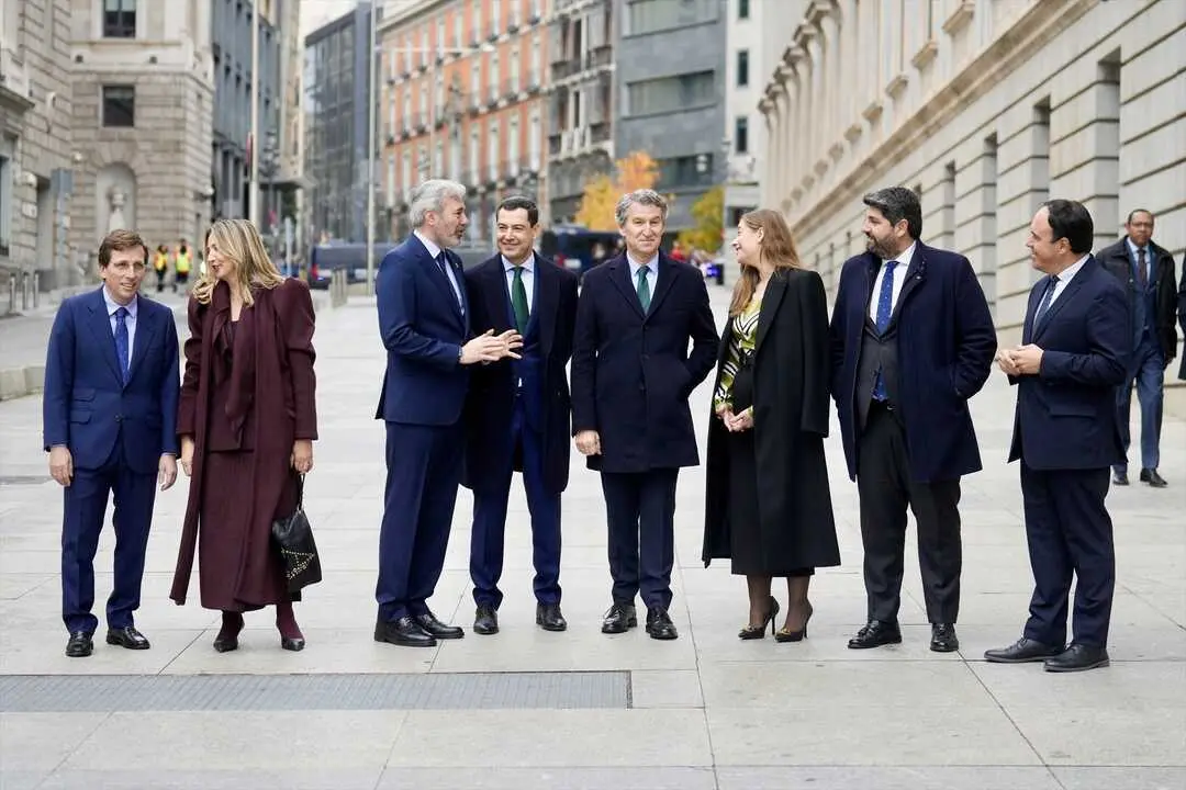 El l&iacute;der del Partido Popular, Alberto N&uacute;&ntilde;ez Feij&oacute;o (4d), conversa con los presidentes auton&oacute;micos de Arag&oacute;n, Jorge Azc&oacute;n (3i); Andaluc&iacute;a, Juanma Moreno (4i), Murcia, Fernando L&oacute;pez-Miras (2d), y Valencia, Juanfran P&eacute;rez Llorca (d), entre otros. / Borja S&aacute;nchez-Trillo
