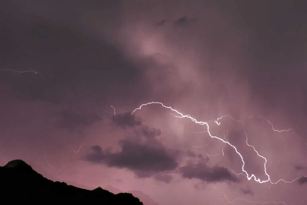 Los televisores y ordenadores son los aparatos m&aacute;s afectados por descargas durante tormentas. / EP