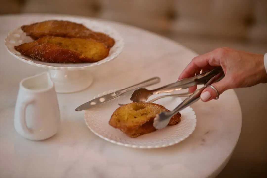 Una persona sirve un dulce en un plato. / EP