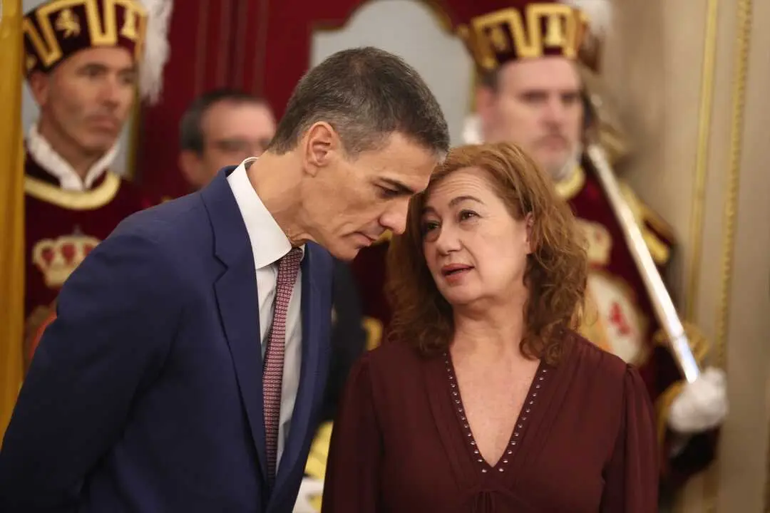 El presidente del Gobierno, Pedro S&aacute;nchez, y la presidenta del Congreso, Francina Armengol, durante el acto institucional por el D&iacute;a de la Constituci&oacute;n. / Eduardo Parra