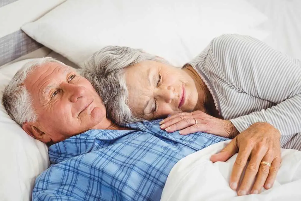 Una pareja durmiendo. / EP