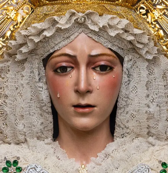 La Virgen de la Esperanza Macarena ha vuelto a presidir su Bas&iacute;lica. / @Hdad_Macarena
