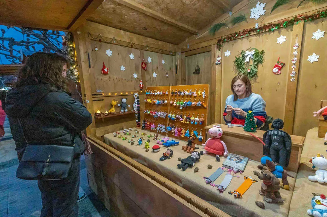 Uno de los puestos el mercado de Navidad de Torrelavega. / A.E.