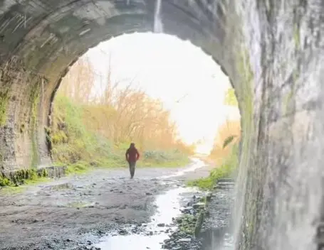 Durante d&eacute;cadas, cientos de presos excavaron a mano un t&uacute;nel de casi siete kil&oacute;metros entre Cantabria y Burgos. / @todorutas