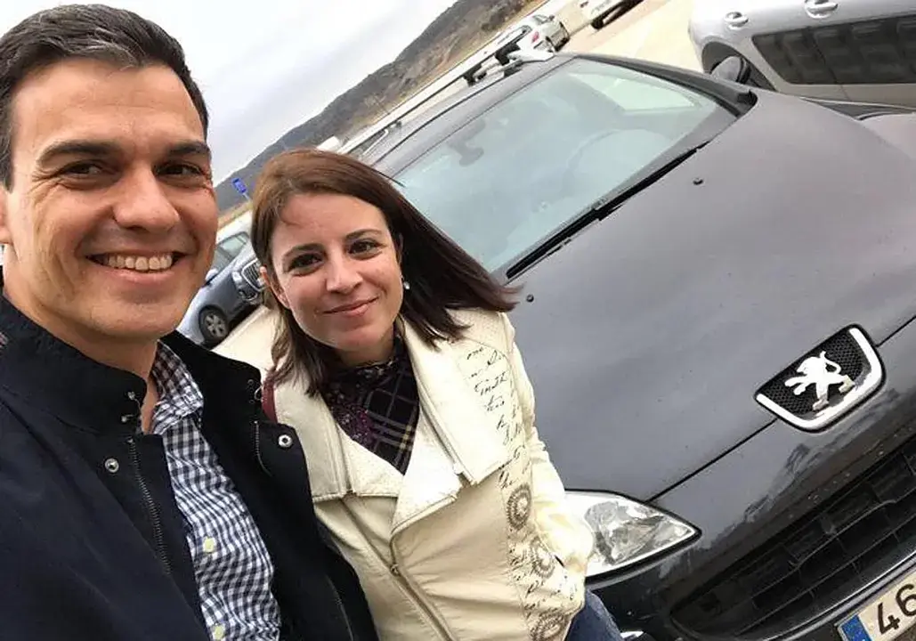 Pedro S&aacute;nchez y Adriana Lastra posan junto al peugeot en febrero de 2017.