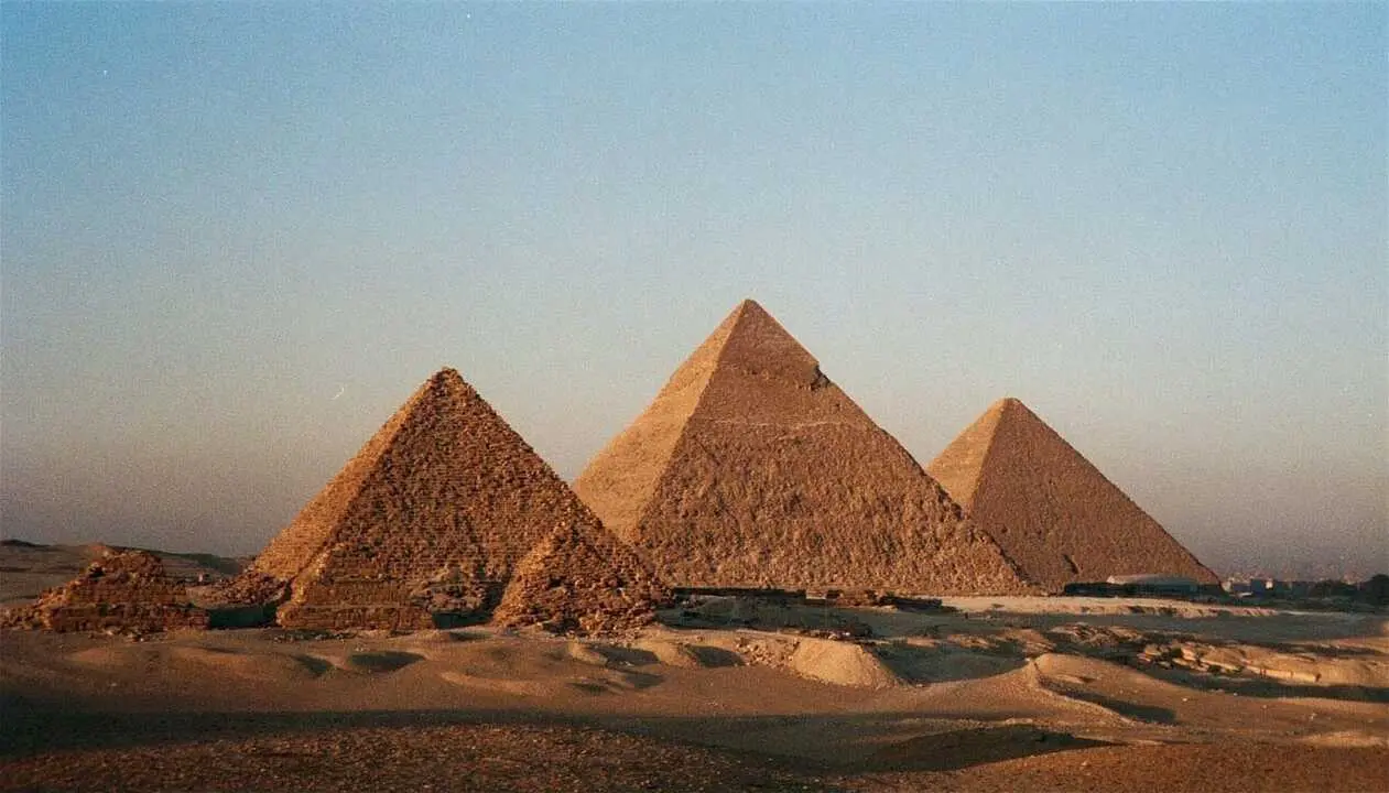 Se han detectado dos cavidades internas detr&aacute;s del revestimiento oriental de la Pir&aacute;mide de Micerino./ EP