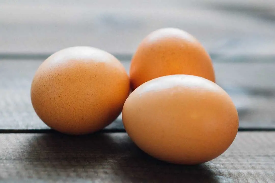 Batir huevos con un tenedor introduce aire innecesario en la mezcla. / EP