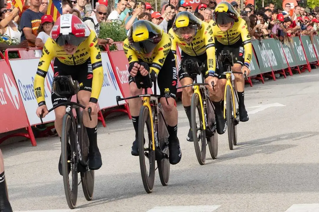 Cuatro ciclistas del equipo Visma-Lease a Bike llegan a la meta de la contrarreloj por equipos. / Gl&ograve;ria S&aacute;nchez