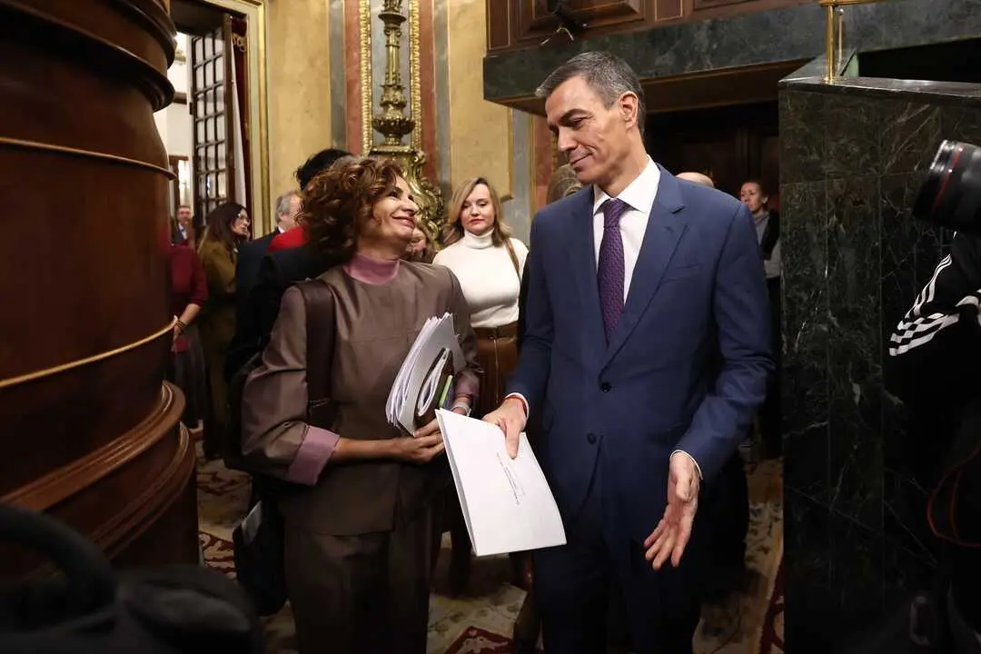 El presidente del Gobierno, Pedro S&aacute;nchez, y la vicepresidenta primera y ministra de Hacienda, Mar&iacute;a Jes&uacute;s Montero. / Eduardo Parra