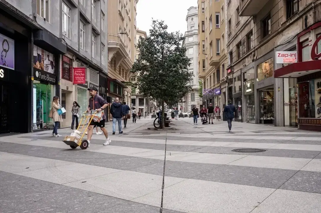 Varias personas caminan por una calle comercial de Santander. / ALERTA