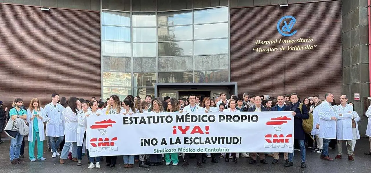 M&eacute;dicos del Hospital Valdecilla se concentran a las puertas del centro en apoyo a la huelga nacional convocada por el Sindicato M&eacute;dico de Cantabria, exigiendo un estatuto profesional propio.