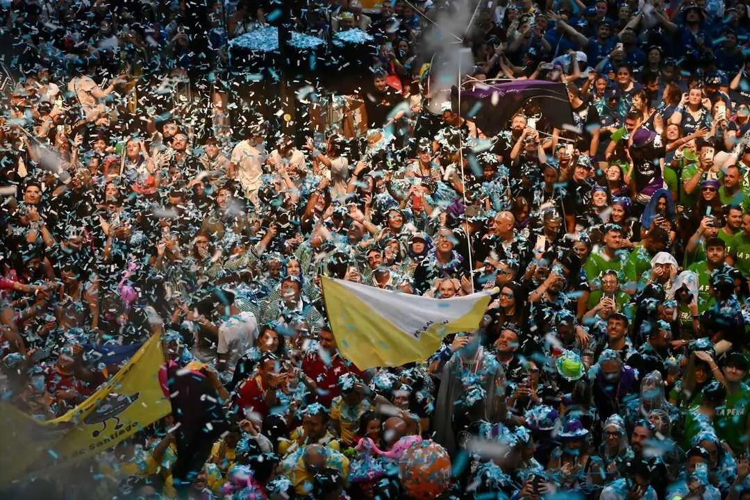 Cientos de personas durante el Chupinazo en Santander. / Nacho Cubero