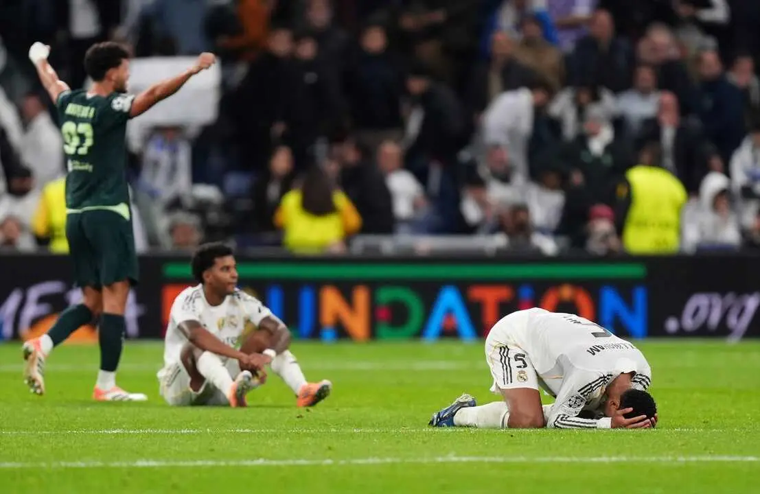 Bellingham y Rodrygo se lamentan tras caer ante el City. / Mike Egerton