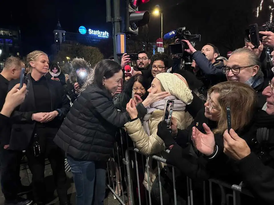 Mar&iacute;a Corina Machado saluda emocionada a simpatizantes venezolanos durante su reaparici&oacute;n en Oslo, donde fue recibida entre gritos de &laquo;&iexcl;Libertad!&raquo;. La l&iacute;der opositora denunci&oacute; en su discurso &laquo;una dictadura brutal&raquo; en Venezuela y anunci&oacute; su regreso al pa&iacute;s.