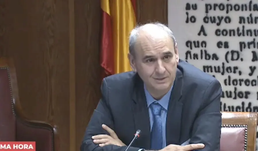 Juan Carlos Barrab&eacute;s comparece en el Senado en el marco de la investigaci&oacute;n del caso Bego&ntilde;a G&oacute;mez, en el que figura como imputado por presunto tr&aacute;fico de influencias y corrupci&oacute;n en los negocios. La sesi&oacute;n estuvo marcada por su silencio y los reproches entre partidos.