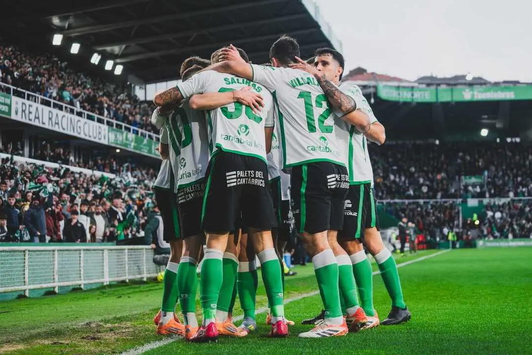 Los jugadores del Racing se abrazan tras un gol en El Sardinero. / RRC