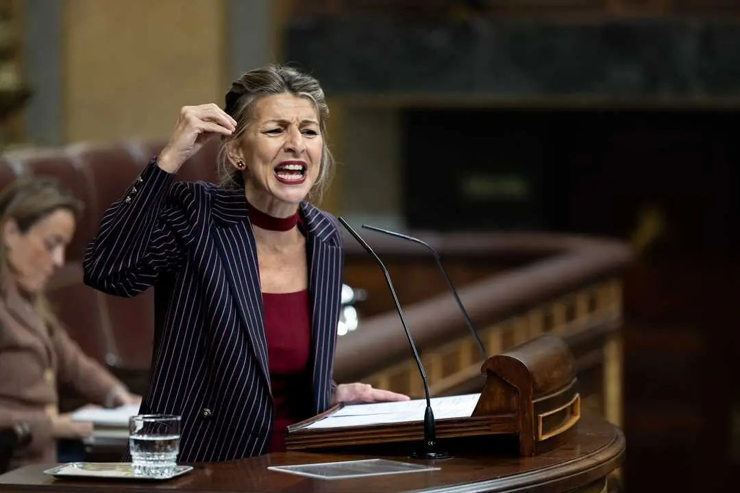 La vicepresidenta segunda y ministra de Trabajo y Econom&iacute;a Social, Yolanda D&iacute;az, durante una sesi&oacute;n de control al Gobierno, en el Congreso de los Diputados, a 10 de diciembre de 2025, en Madrid (Espa&ntilde;a). 

Firma: Ananda Manj&oacute;n / Europa Press