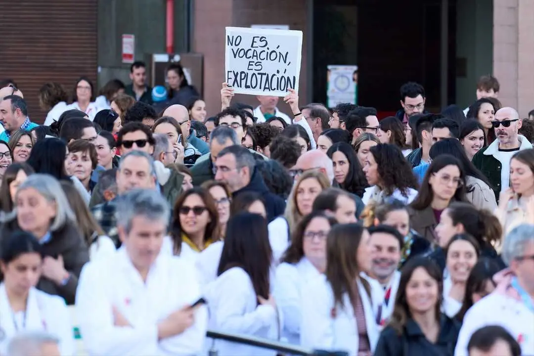Decenas de m&eacute;dicos durante una concentraci&oacute;n convocada por el Sindicato M&eacute;dico contra el Estatuto Marco propuesto por el Ministerio de Sanidad, a 11 de diciembre de 2025, en Santander, Cantabria (Espa&ntilde;a). La Confederaci&oacute;n Espa&ntilde;ola de Sindicatos M&eacute;dicos (CESM) y el Sindicato M&eacute;dico Andaluz (SMA) ha convocado cuatro jornadas de huelga nacional esta semana, a las que se han sumado otros sindicatos, para mostrar el rechazo de la profesi&oacute;n al nuevo Estatuto Marco del personal del Sistema Nacional de Salud (SNS) propuesto por el Ministerio de Sanidad. leer menos

Firma: Juanma Serrano / Europa Press
