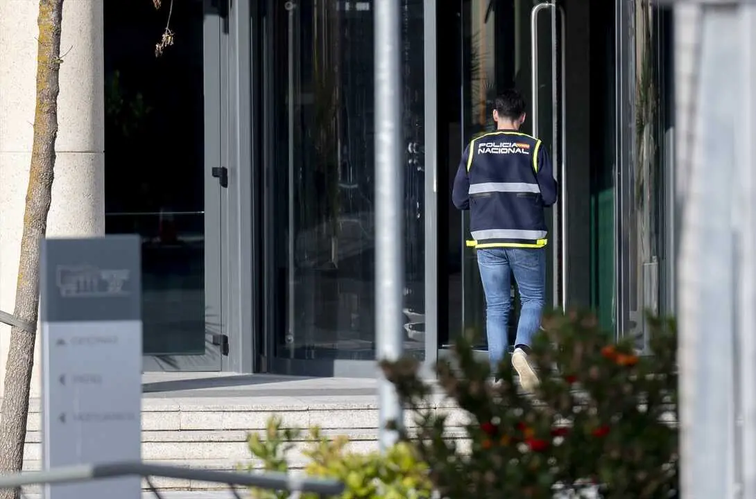 Efectivos de la Guardia Civil y de la Polic&iacute;a Nacional durante un registro por parte de la Guardia Civil de la sede de la aerol&iacute;nea Plus Ultra, a 11 de diciembre de 2025, en Madrid (Espa&ntilde;a). La Unidad de Delincuencia Econ&oacute;mica y Fiscal (UDEF) de la Polic&iacute;a Nacional ha registrado la aerol&iacute;nea Plus Ultra en el marco de una investigaci&oacute;n por presunto blanqueo, seg&uacute;n han confirmado a Europa Press este jueves fuentes del caso. leer menos

Firma: Alberto Ortega / Europa Press