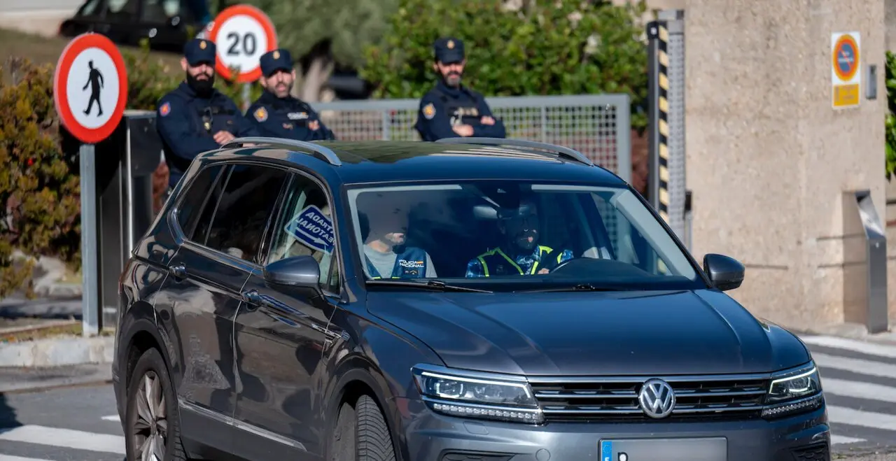 Efectivos de la Guardia Civil y de la Polic&iacute;a Nacional durante un registro por parte de la Guardia Civil de la sede de la aerol&iacute;nea Plus Ultra, a 11 de diciembre de 2025, en Madrid (Espa&ntilde;a).  

Firma: Alberto Ortega / Europa Press