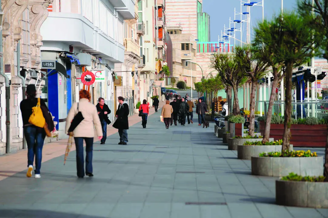 Varias personas caminando por una de las calles de Santander. / Alerta / Archivo