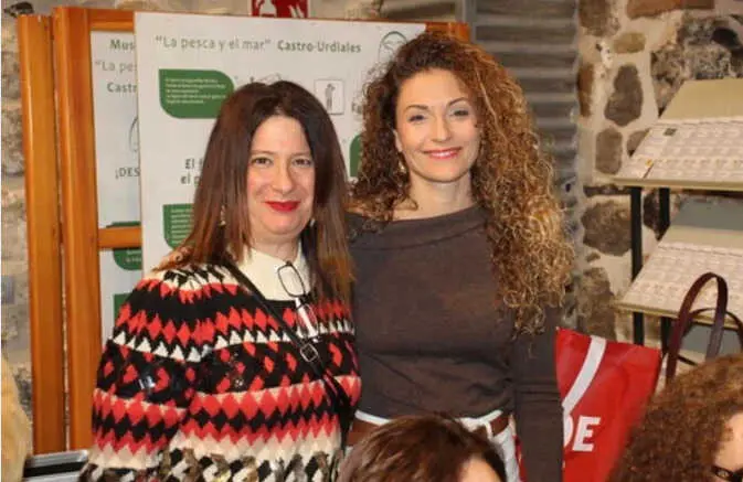 Ainoa Qui&ntilde;ones y Leire D&iacute;ez en un acto p&uacute;blico en Cantabria.