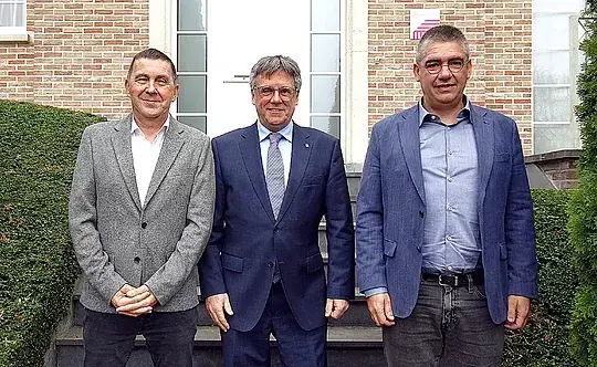 Arnaldo Otegi, Carles Puigdemont y Gorka Elejabarrieta, ayer, en el palacete de Waterloo en B&eacute;lgica.