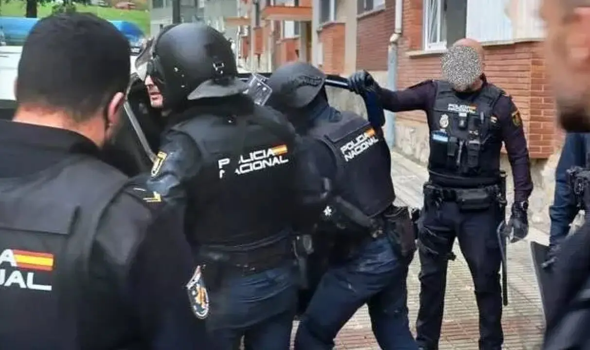 Agentes de la Polic&iacute;a Nacional durante la operaci&oacute;n en Langreo (Asturias), en la que se rescat&oacute; a una mujer retenida y amenazada durante diez d&iacute;as por su pareja, que fue detenido en el interior de la vivienda.