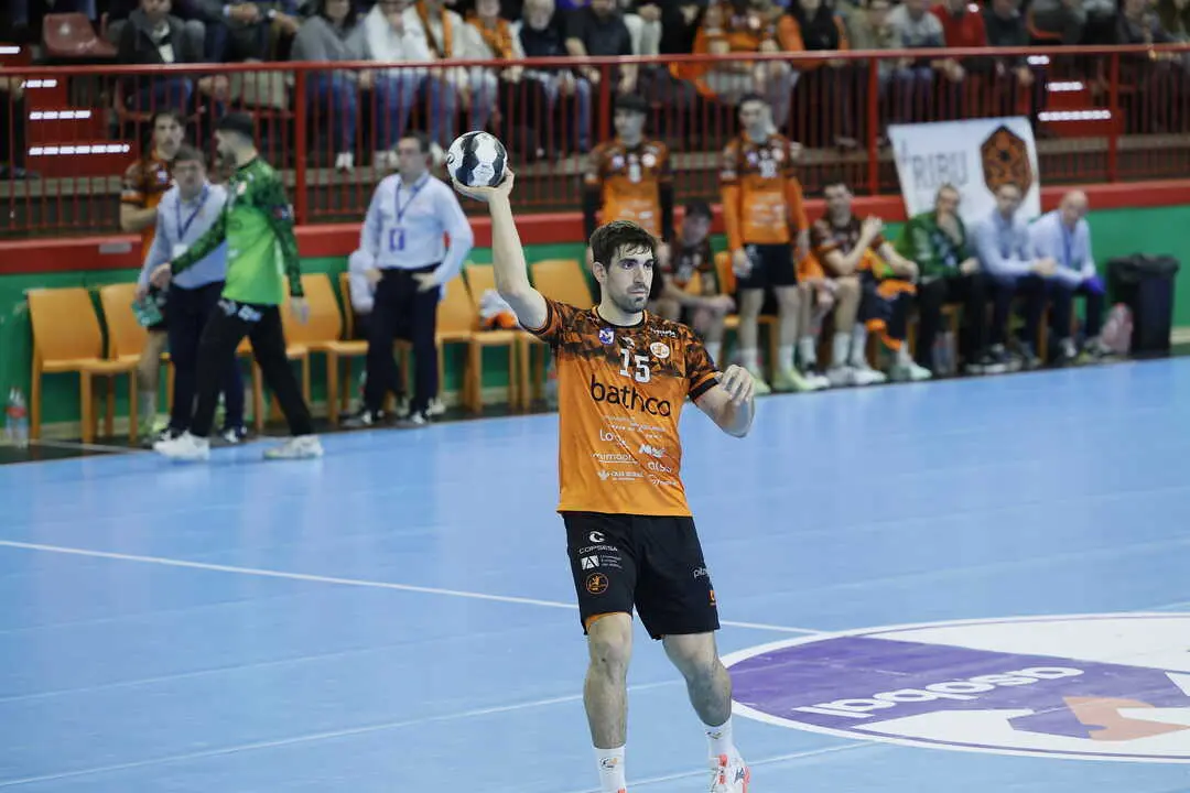 Juanjo Fern&aacute;ndez durante un partido con el BM Torrelavega. / BM Torrelavega